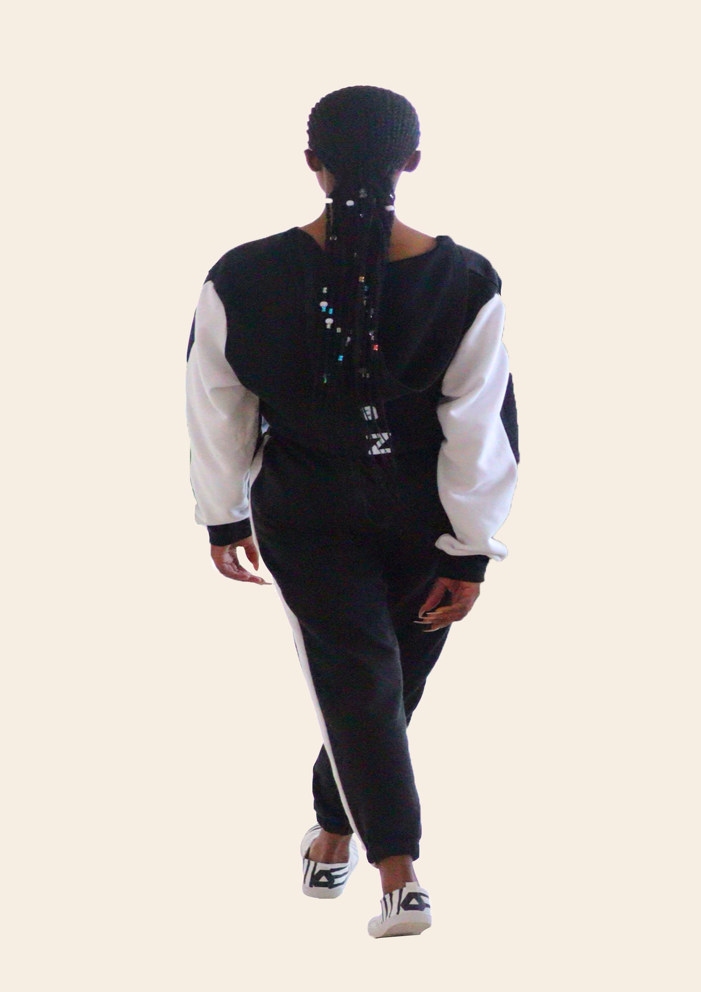 Black and white fleece hooded maxi sweatshirt for women, combining style and comfort in a chic and cozy design.